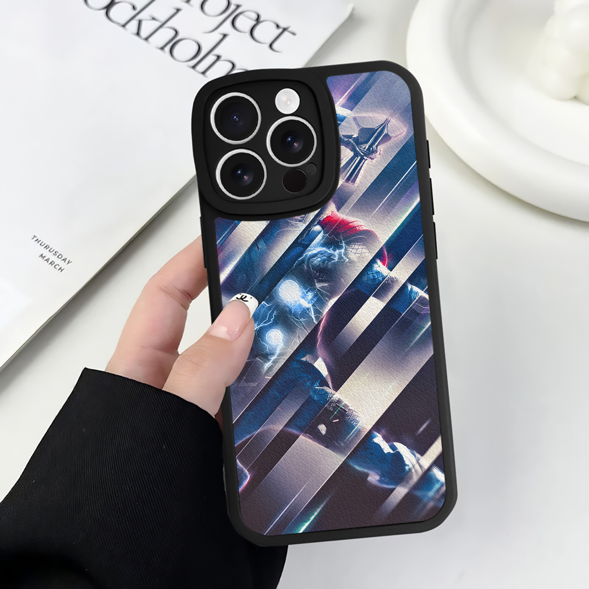 （画像用） アベンジャーズ The Avengers 【iPhone 16シリーズ対応】シリコンスマホケース（レザー調） 材質：シリコン